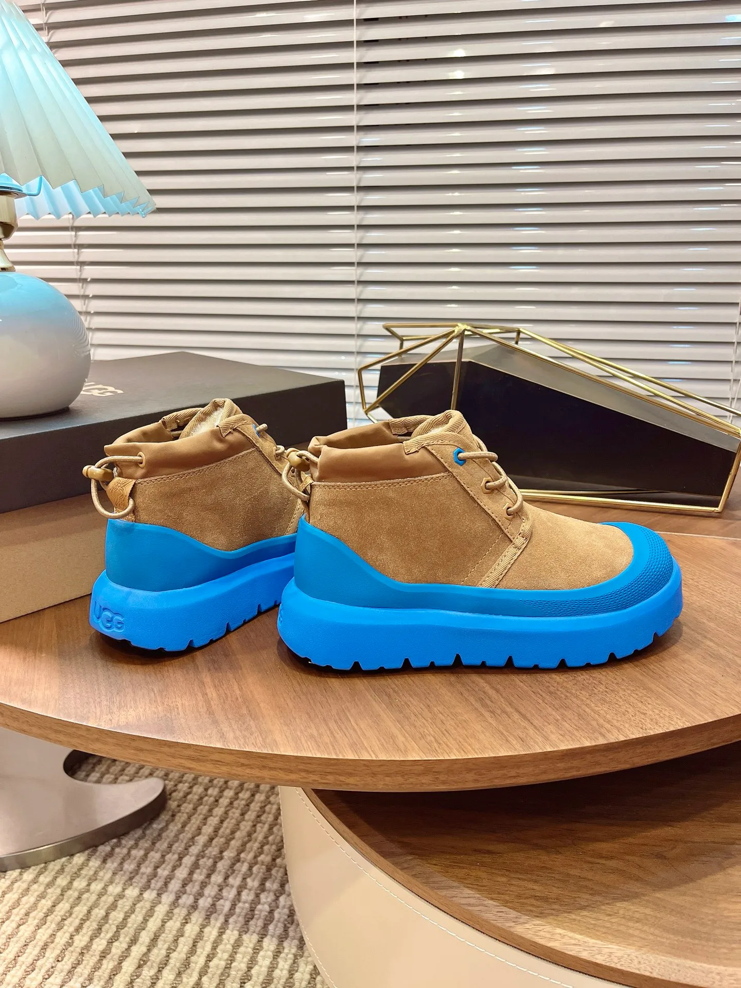 【UGG】 P: 560💰 Couple shoes Size: Women’s size 35-40 / Men’s size 40-44 UGG Tasman Weather Hybrid slip-on snow boots👢 Wang Yibo's same style 👏 adds a large orange sole to the classic Tasman shoe style, functional color contrast design, environmentally friendly waterproof and snowproof material, which has both fashionable and functional attributes. At the same time, it is paired with the new UGG furry shoes Keen's furry color-blocking jacket. Bright orange and maroon collide to create a new light outdoor style and open up a new travel experience in early autumn! Using the best materials, the 17mm fur integrated surface is warmer and breathable, and the outsole is upgraded to a lightweight and wear-resistant light wing technology outsole!